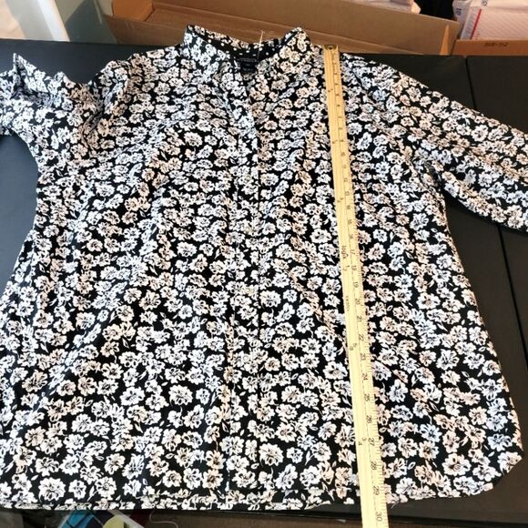 Jones New York Black White Floral Button Up Top 2X - Picture 4 of 7